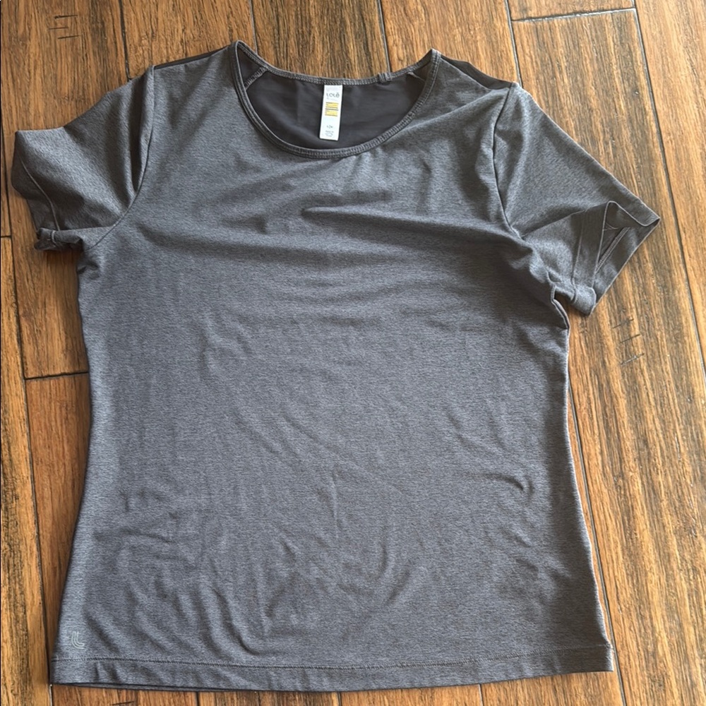 Lolë short sleeve top.